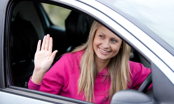 Wesoły kierowcy kobiece kobieta za kierownicą — Zdjęcie stockowe