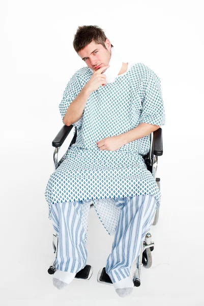 Pacjent siedzi w wózku inwalidzkim z szyi klamra w szpitalu — Zdjęcie stockowe