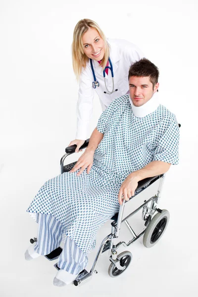 Пациент с шейным корсет и красивый врач — стоковое фото