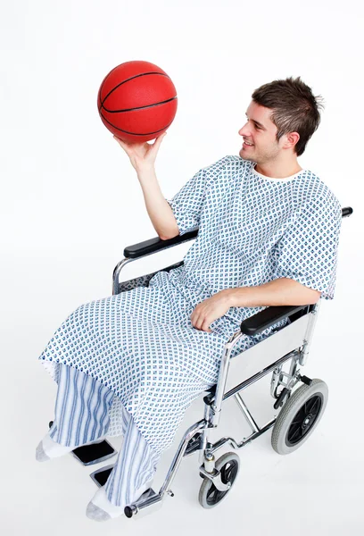 Paziente in sedia a rotelle con pallone da basket — Foto Stock