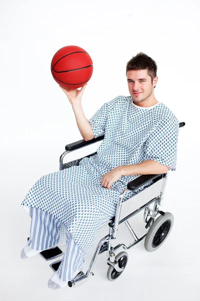 Hasta bir sepet topu tutan tekerlekli sandalyede — Stok fotoğraf