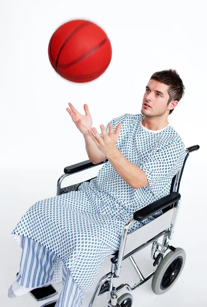 Paziente in sedia a rotelle che gioca con una palla da basket — Foto Stock