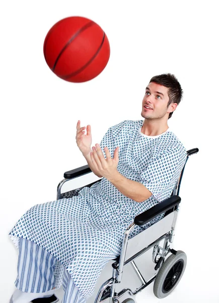 Pacient na vozíku se baví s košík koule — Stock fotografie
