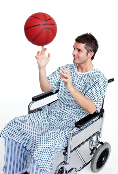 Pacjent w wózku przędzenia koszykówki na palec — Zdjęcie stockowe