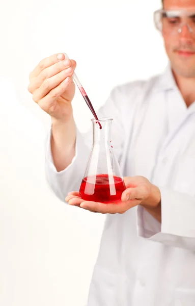 Scienziato che conduce il sangue a una provetta — Foto Stock