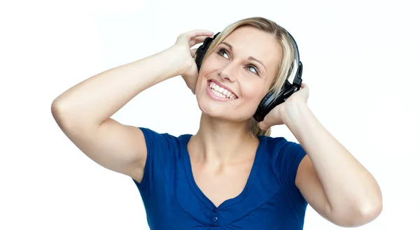 Femme heureuse écoutant de la musique avec écouteurs sur — Photo