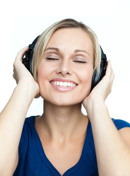 Zbliżenie kobiety słuchanie muzyki w słuchawkach na — Zdjęcie stockowe