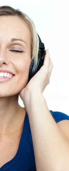 Close-up de mulher ouvindo música e olhos fechados — Fotografia de Stock