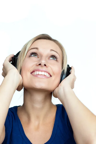 Ευτυχισμένη γυναίκα να ακούτε μουσική στα ακουστικά — Φωτογραφία Αρχείου