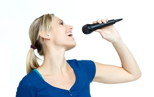 Femme chantant sur un micro — Photo