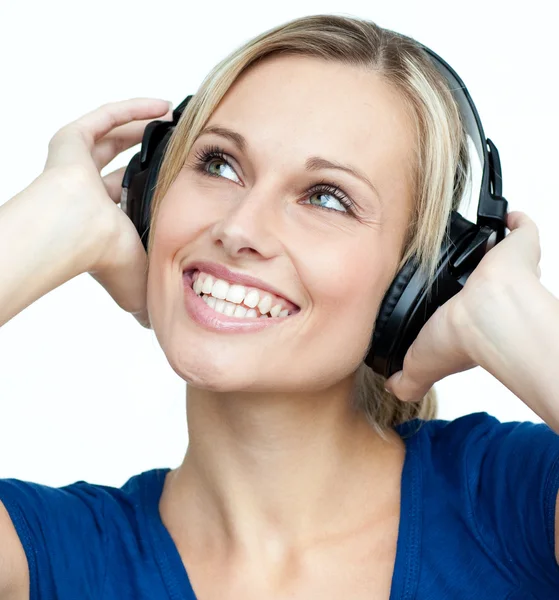 Ritratto di donna che ascolta musica con le cuffie accese — Foto Stock