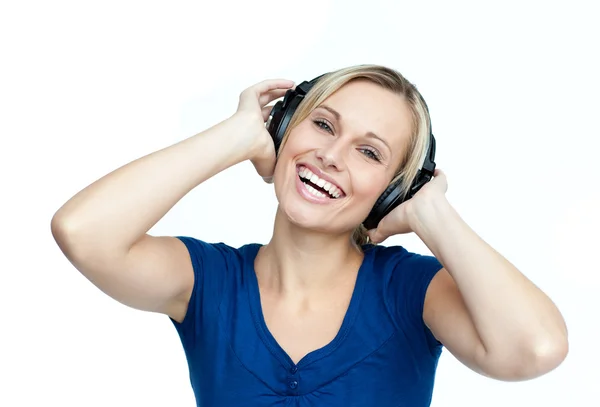 Mulher feliz ouvindo música em fones de ouvido — Fotografia de Stock