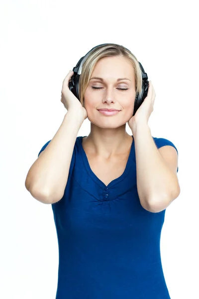 Glückliche Frau, die Musik mit geschlossenen Augen hört — Stockfoto