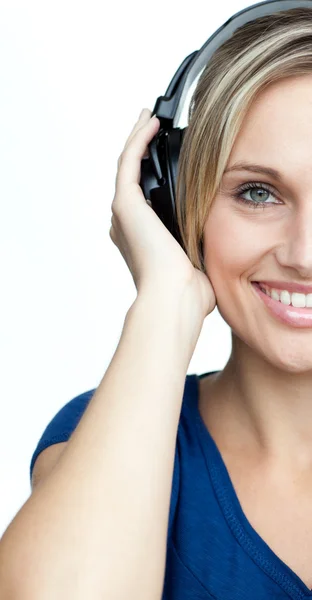 Kobieta słuchanie muzyki w słuchawkach na — Zdjęcie stockowe