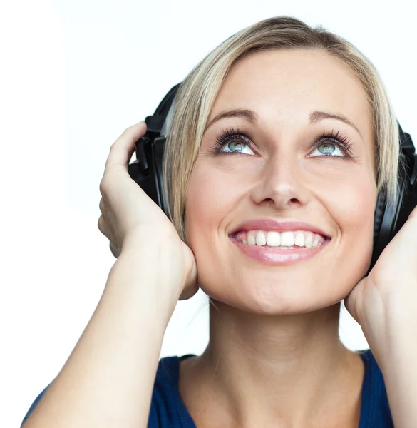 Mulher feliz ouvindo música com fones de ouvido em — Fotografia de Stock