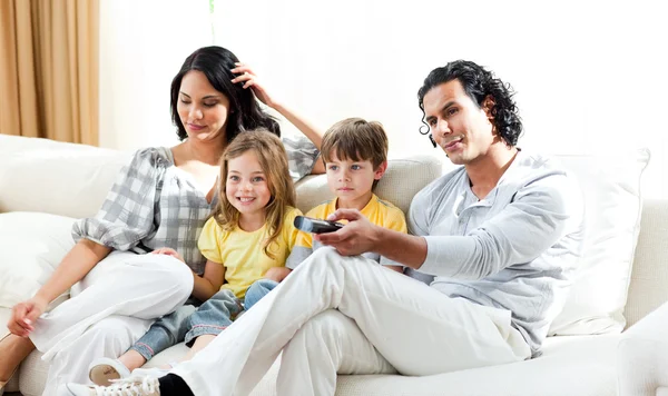 Sonriente familia viendo la televisión — Foto de Stock