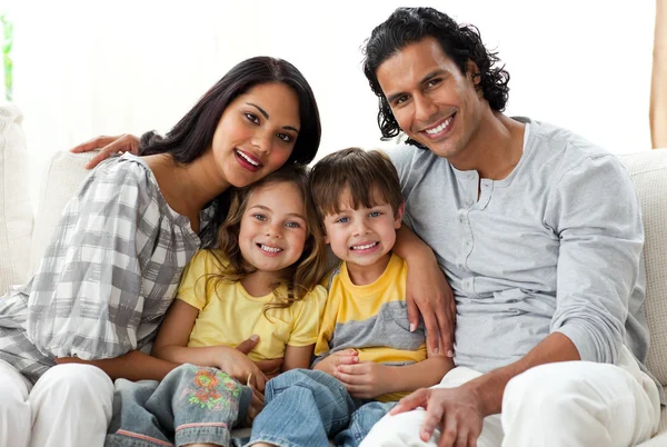 Portret uśmiechający się rodzina siedzący — Zdjęcie stockowe