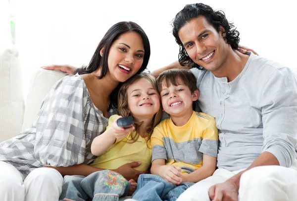 Família animada assistindo TV juntos — Fotografia de Stock