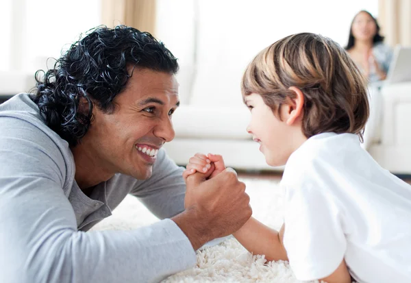 Glücklicher Vater beim Spielen mit seinem Sohn — Stockfoto