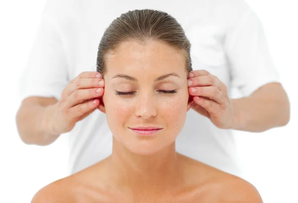 Çekici bir kadın olan bir baş masajı — Stok fotoğraf
