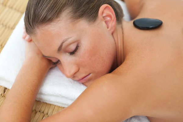 Mulher relaxada recebendo tratamento de spa — Fotografia de Stock