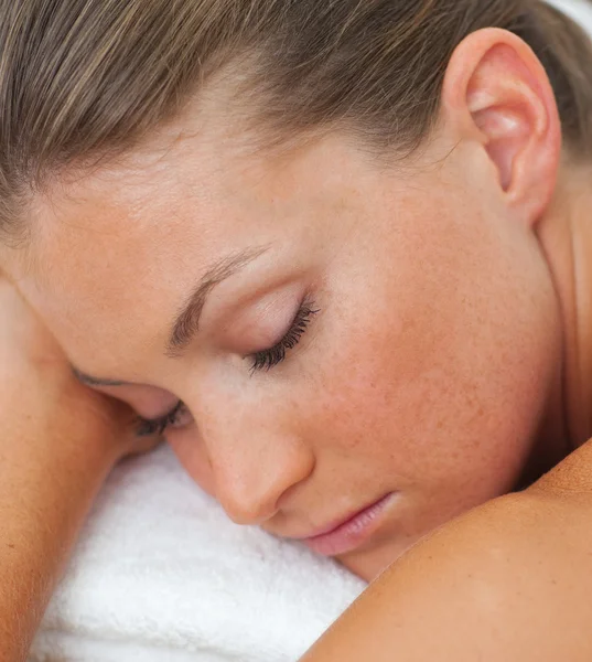 Mulher relaxante em um centro de spa — Fotografia de Stock