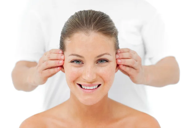Χαμογελαστή γυναίκα έχοντας ένα κεφάλι μασάζ σε ένα spa — Φωτογραφία Αρχείου