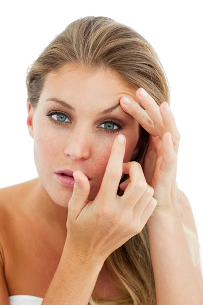 Konzentrierte Frau setzt Kontaktlinse ein — Stockfoto