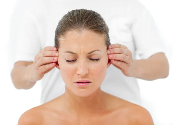 Entspannte Frau mit einer Kopfmassage — Stockfoto
