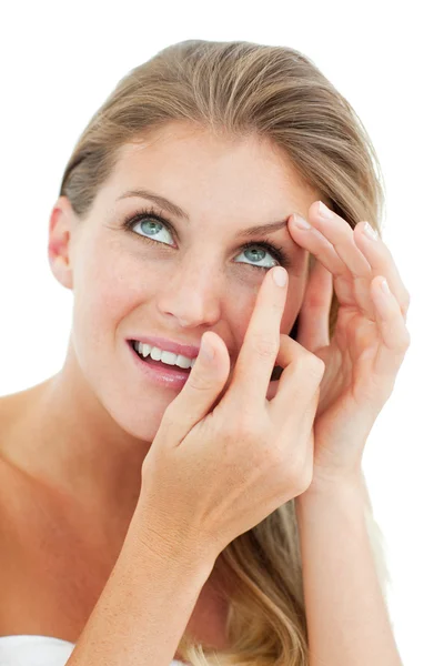 Mulher loira atraente colocando uma lente de contato — Fotografia de Stock
