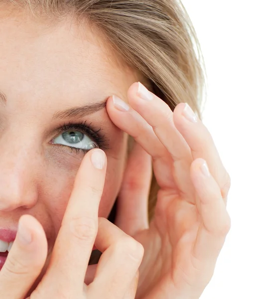 Close-up de uma mulher colocando uma lente de contato — Fotografia de Stock