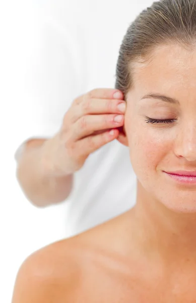 Jeune femme ayant un massage de la tête dans un spa — Photo