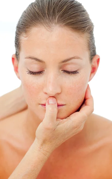 Mujer encantadora teniendo un masaje en la cabeza en un spa —  Fotos de Stock
