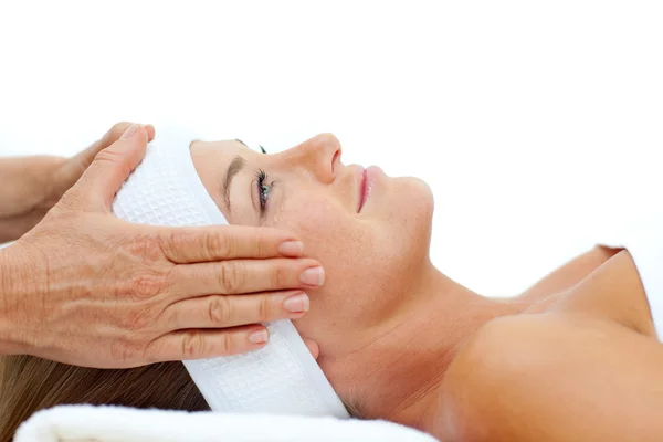 Mulher atraente desfrutando de uma massagem na cabeça — Fotografia de Stock