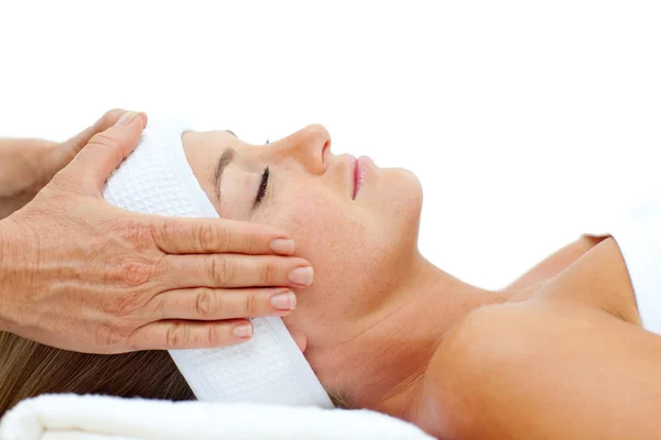 Mujer atractiva relajándose con masaje en la cabeza — Foto de Stock
