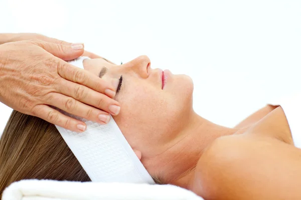 We śnie kobieta relaksujący masaż głowy — Zdjęcie stockowe