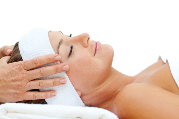 Mulher relaxada desfrutando de uma massagem na cabeça — Fotografia de Stock