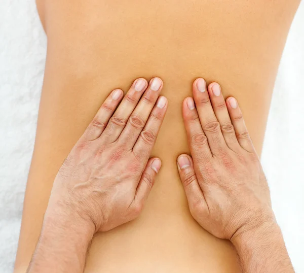 Primer plano de un masaje de espalda —  Fotos de Stock