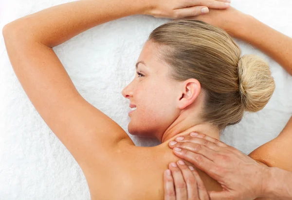 Zbliżenie: kobieta korzystających z masażu — Zdjęcie stockowe