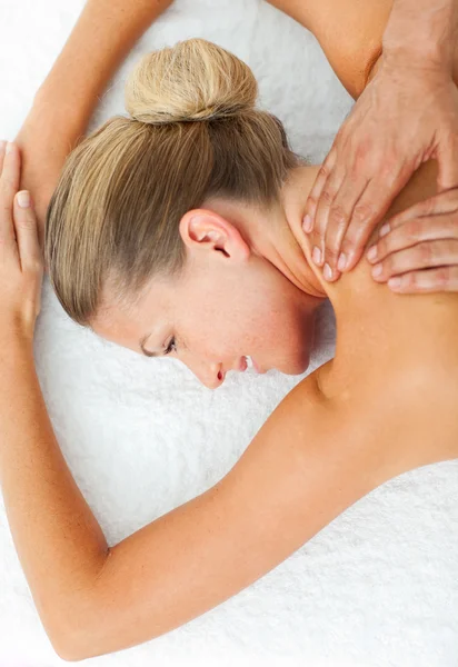 Glad kvinna njuta av en massage — Stockfoto