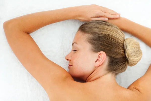 Mujer rubia relajándose después del tratamiento de spa —  Fotos de Stock