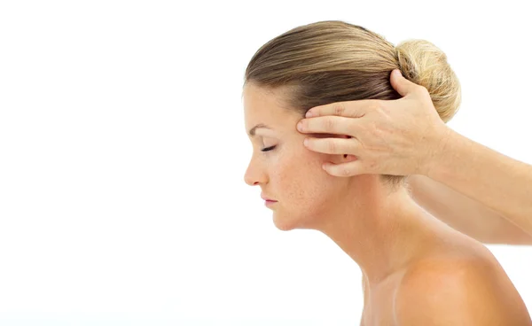 Veselá žena s masáž hlavy — Stock fotografie