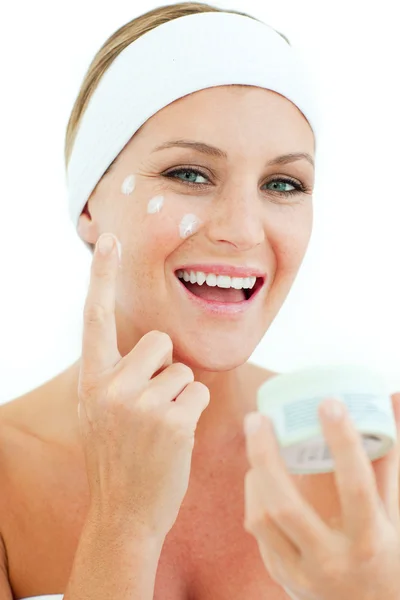 Mulher branca colocando creme cosmético — Fotografia de Stock