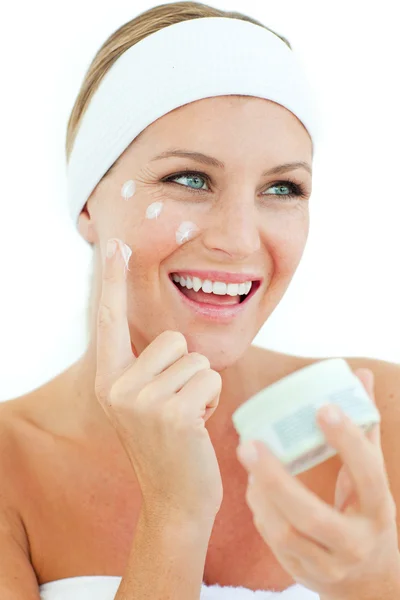 Mujer alegre poniendo crema cosmética —  Fotos de Stock