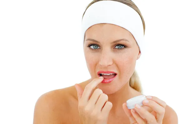 Mulher atraente aplicando bálsamo labial — Fotografia de Stock