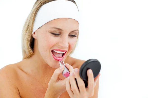 Mujer atractiva aplicando lápiz labial — Foto de Stock