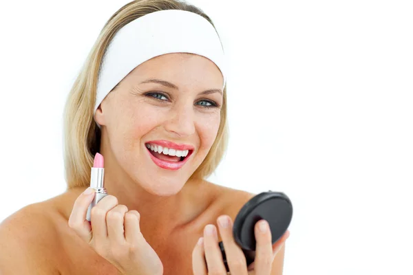 Mujer sonriente sosteniendo un lápiz labial —  Fotos de Stock