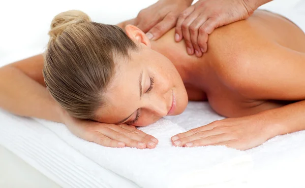 Sorrindo mulher fazendo uma massagem — Fotografia de Stock