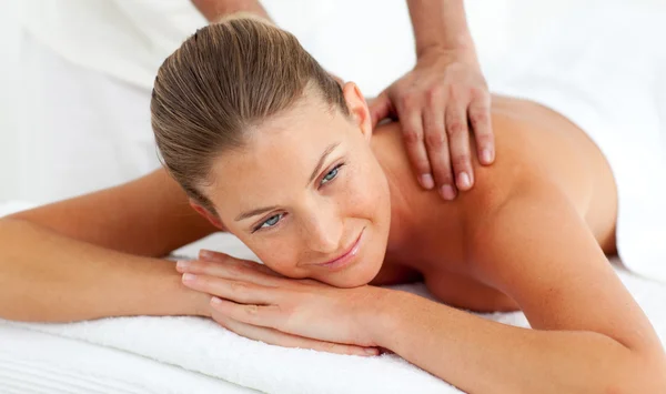 Blonde vrouw met een massage — Stockfoto