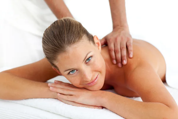 Ritratto di donna che fa un massaggio — Foto Stock